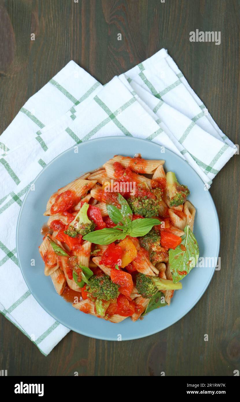 Vista dall'alto della deliziosa Penne appena cucinata in salsa Marinara sul tavolo da cucina Foto Stock