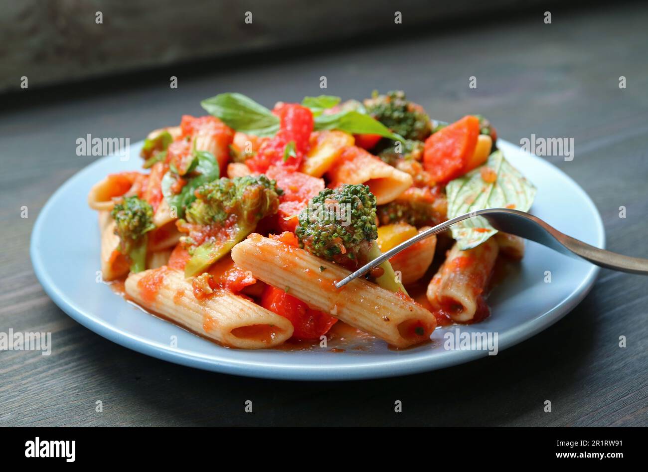 Penne aromatica alla raccolta con verdure arrosto in salsa di pomodoro e basilico Foto Stock