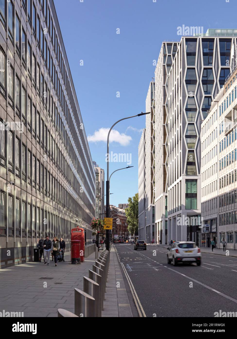Vista lungo Victoria Street verso le facciate di Broadway. The Broadway, Londra, Regno Unito. Architetto: Squire + Partners, 2022. Foto Stock