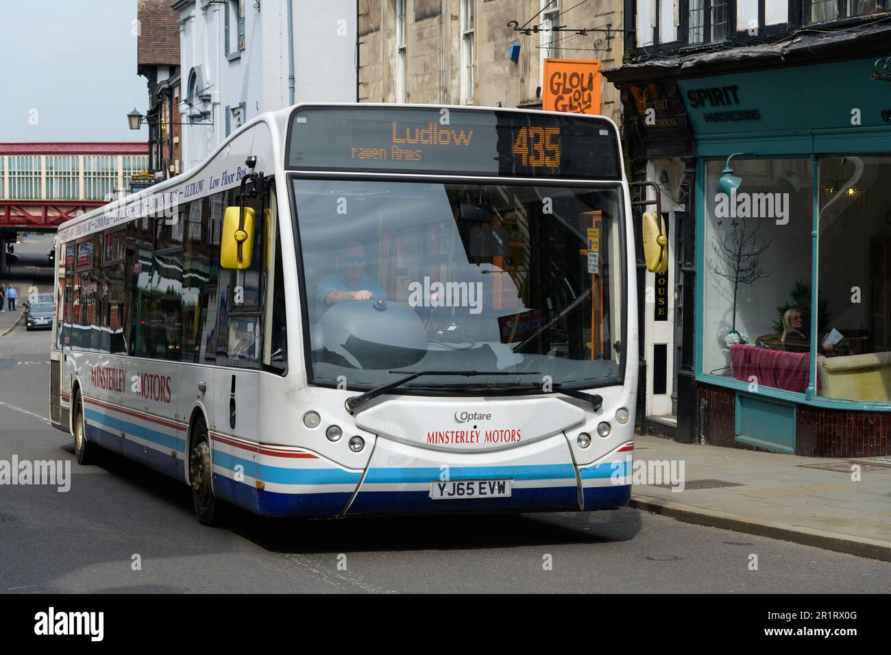 Shrewsbury, Regno Unito - 4 maggio 2023 - Minsterly Motors Route 435 a Castle Gates a Shrewsbury Foto Stock