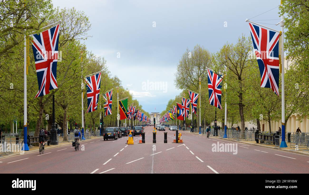 Londra, Regno Unito - 9 maggio 2023; Visualizza lungo il Mall verso Buckingham Palace con le bandiere Union Jack e Commonwealth Foto Stock