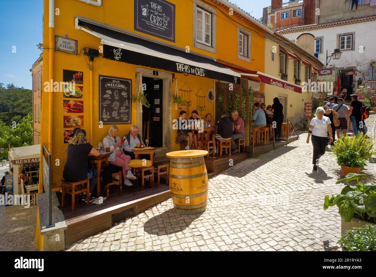 Le strette strade di Sintra abbondano di caffetterie e bar all'ombra del sole caldo Foto Stock