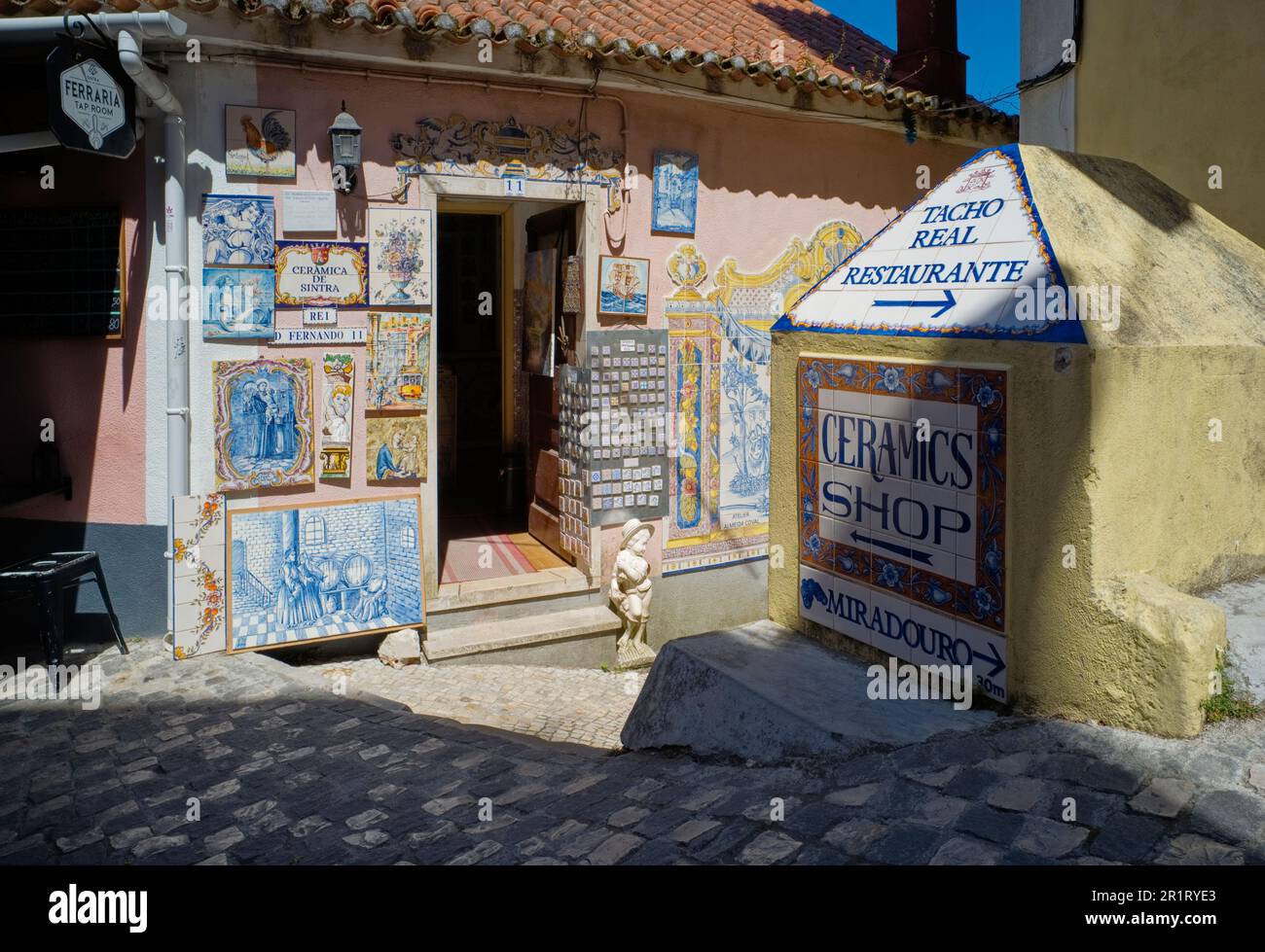 Nelle strette viuzze di Sintra un negozio di ceramica vende piastrelle decorative Foto Stock