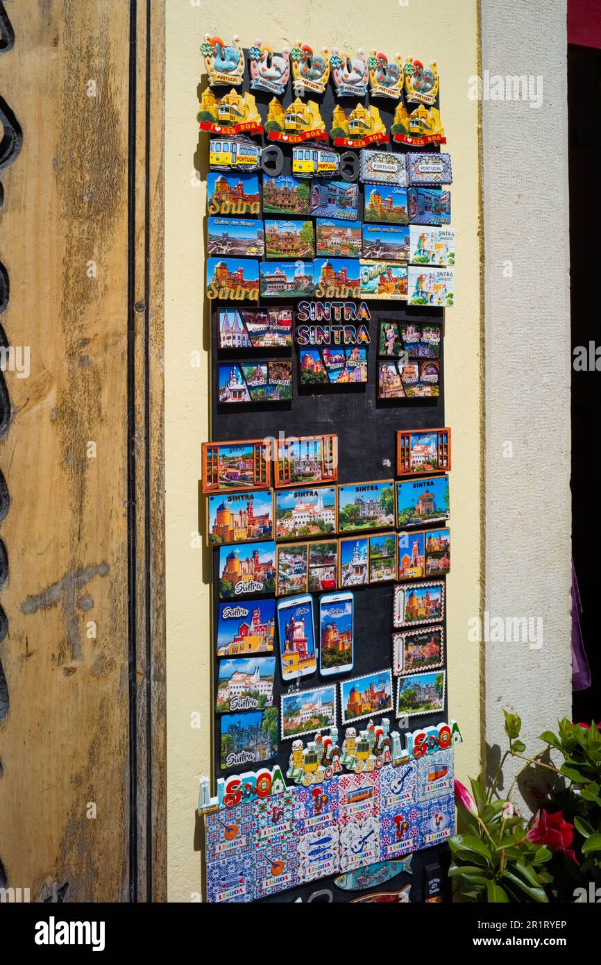 Magneti colorati per il frigorifero in esposizione all'esterno di un negozio di articoli da regalo a Sintra, Portogallo Foto Stock