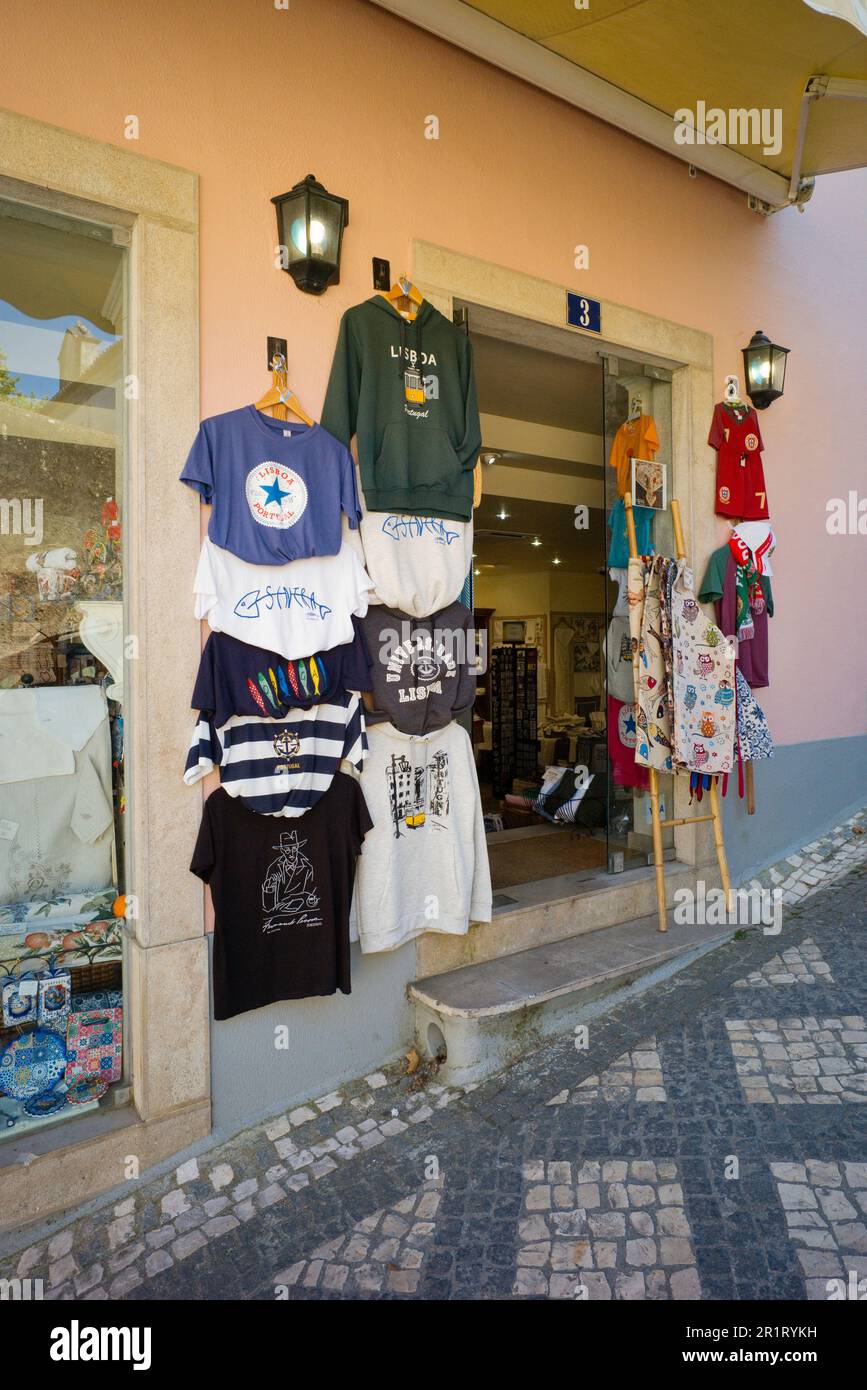 T-shirt di Lisbona in vendita all'esterno di un negozio di articoli da regalo nelle strette strade di Sintra Foto Stock