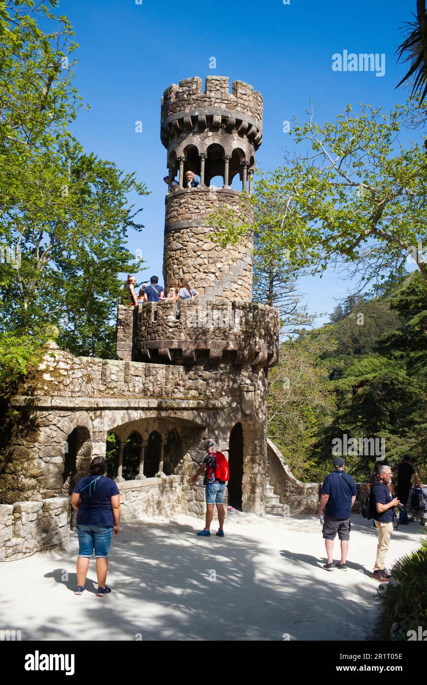 I visitatori del Palazzo Regaleira a Sintra salgono una delle torri nei giardini Foto Stock