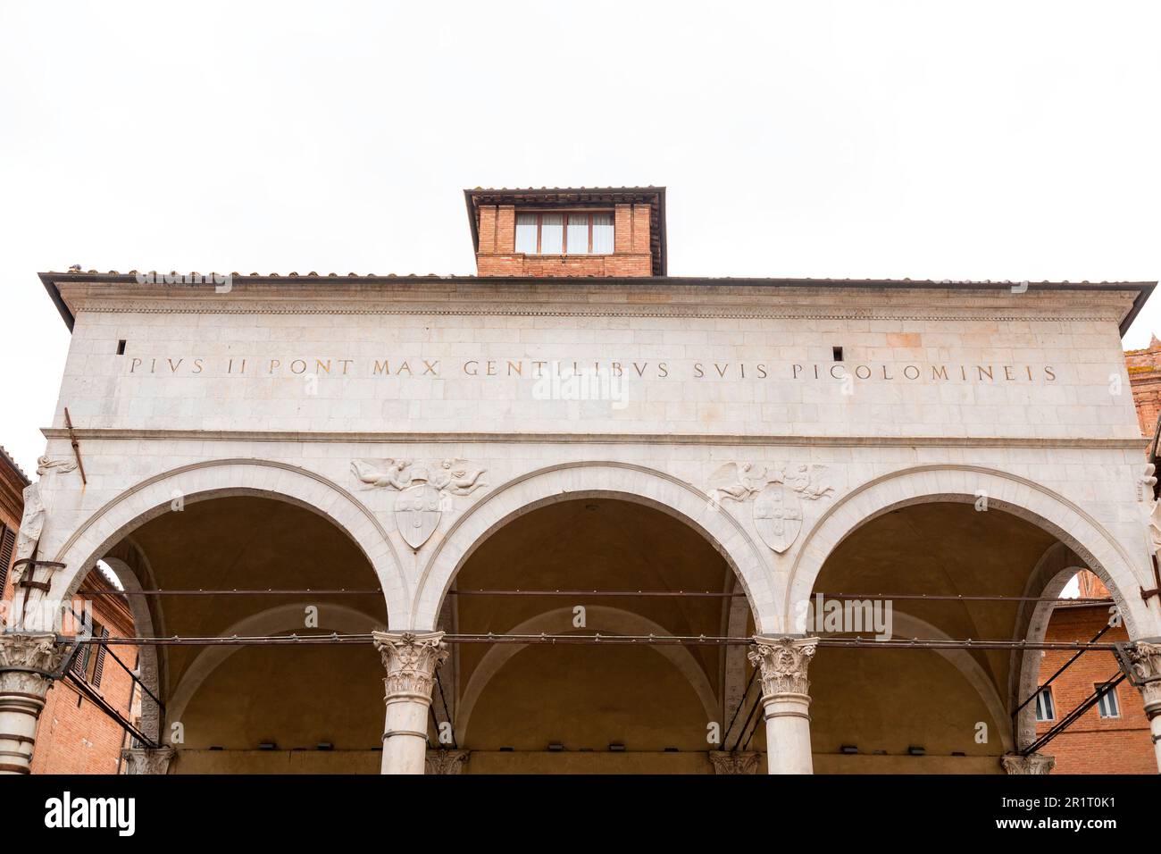 Siena, Italia - Apr 7, 2022: La Loggia della Mercanzia, detta anche dei Mercanti o di San Paolo, si trova sul retro di Piazza del campo a Siena, Foto Stock