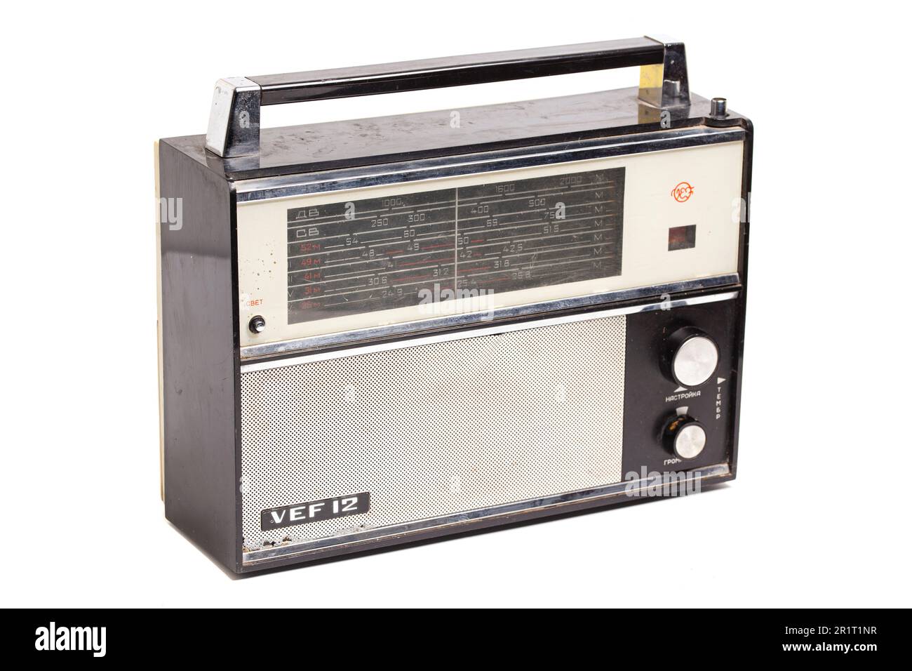 Mosca, Russia, 14 maggio 2023: VEF 12, ricevitore radio II classe con 10 transistor. Traduzione in italiano: VEF 12,light, setting, volume, timbro (inscp Foto Stock