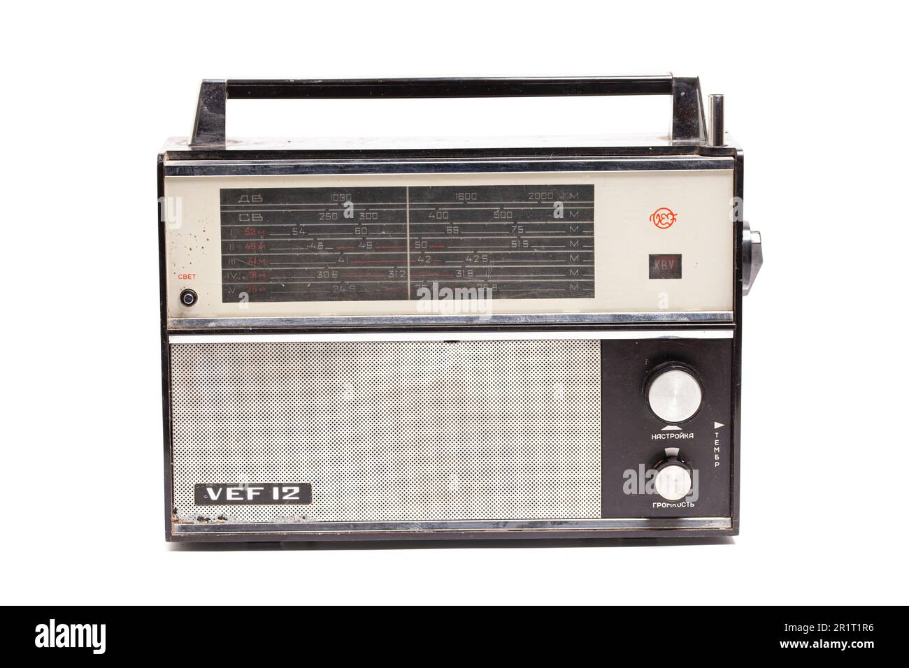 Mosca, Russia, 14 maggio 2023: VEF 12, ricevitore radio II classe con 10 transistor. Traduzione in italiano: VEF 12,light, setting, volume, timbro (inscp Foto Stock