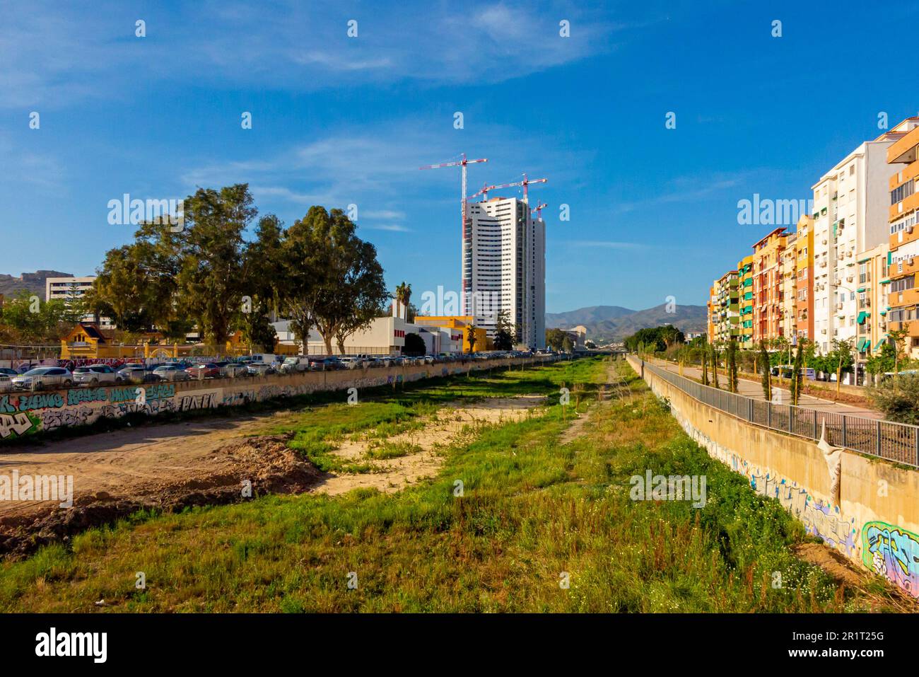 Il fiume Guadalmedina che attraversa il centro della città di Malaga in Andalusia, Spagna meridionale, che è arido per la maggior parte dell'anno. Foto Stock