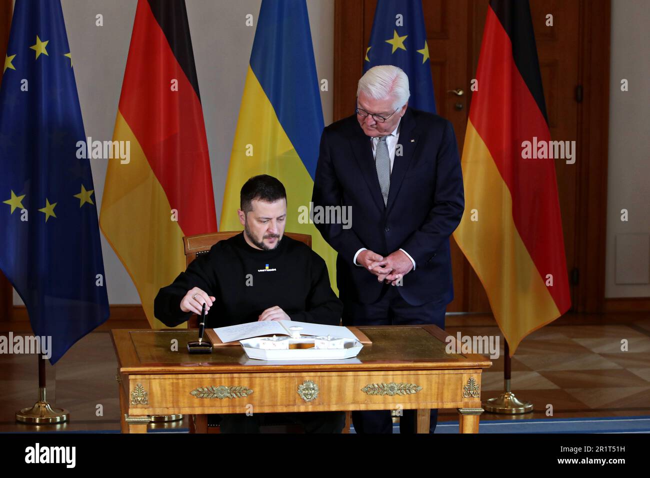Berlino, Germania, 14,5.23, Volodymyr Zelenskyj, presidente dell'Ucraina che firma il libro degli ospiti con il presidente federale tedesco Frank-Walter Steinmeier Foto Stock