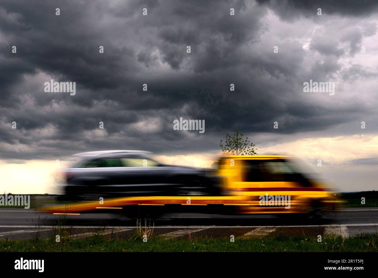 Praga, Repubblica Ceca. 15th maggio, 2023. Un camion di traino guida lungo la strada durante una tempesta di maggio vicino a Praga nella Repubblica Ceca. (Credit Image: © Slavek Ruta/ZUMA Press Wire) SOLO PER USO EDITORIALE! Non per USO commerciale! Foto Stock