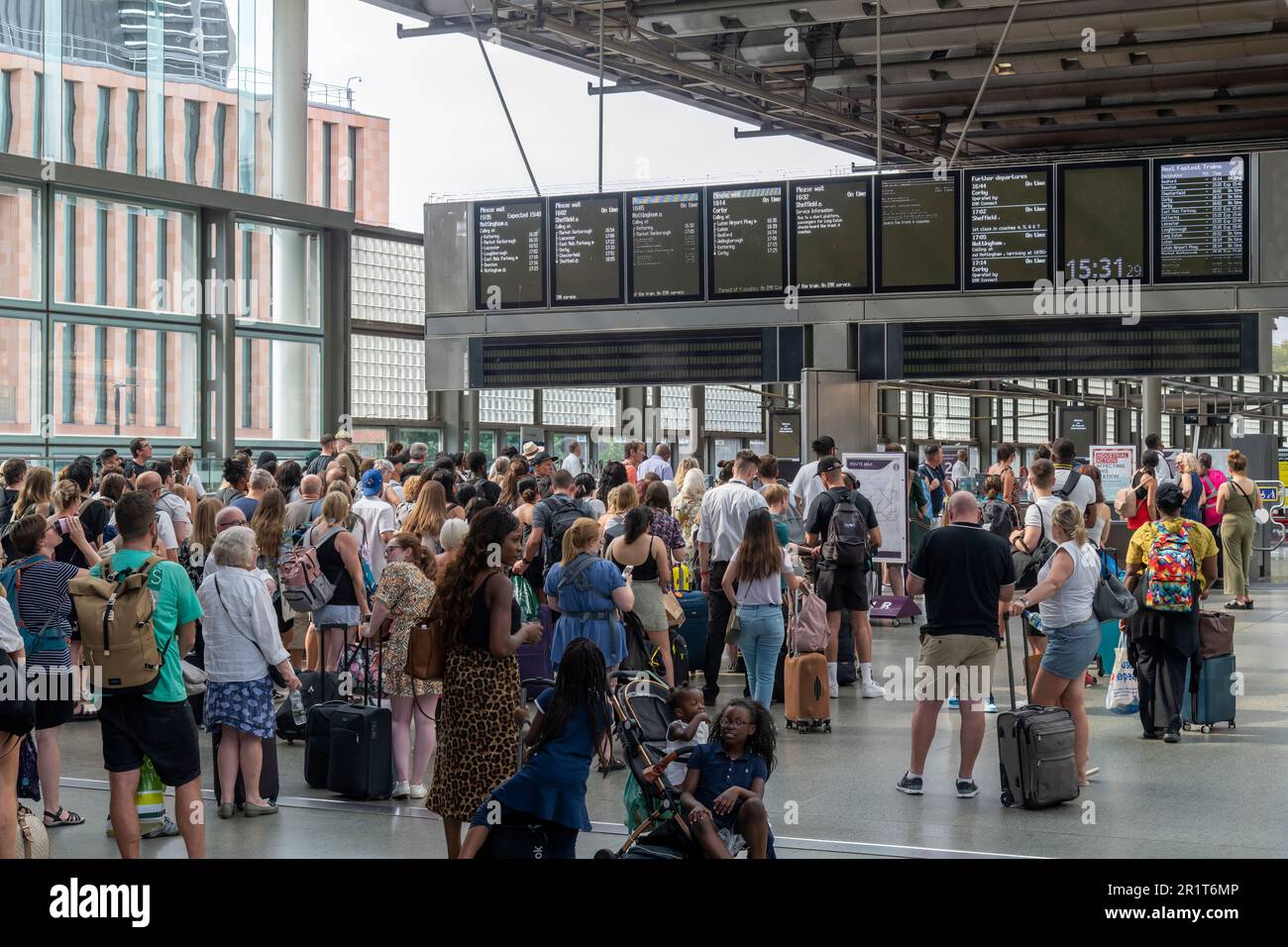 Londra, Inghilterra-agosto 2022; Vista sulle piattaforme piene di persone in attesa di partenza dei treni nazionali al livello superiore di St Pancras Foto Stock