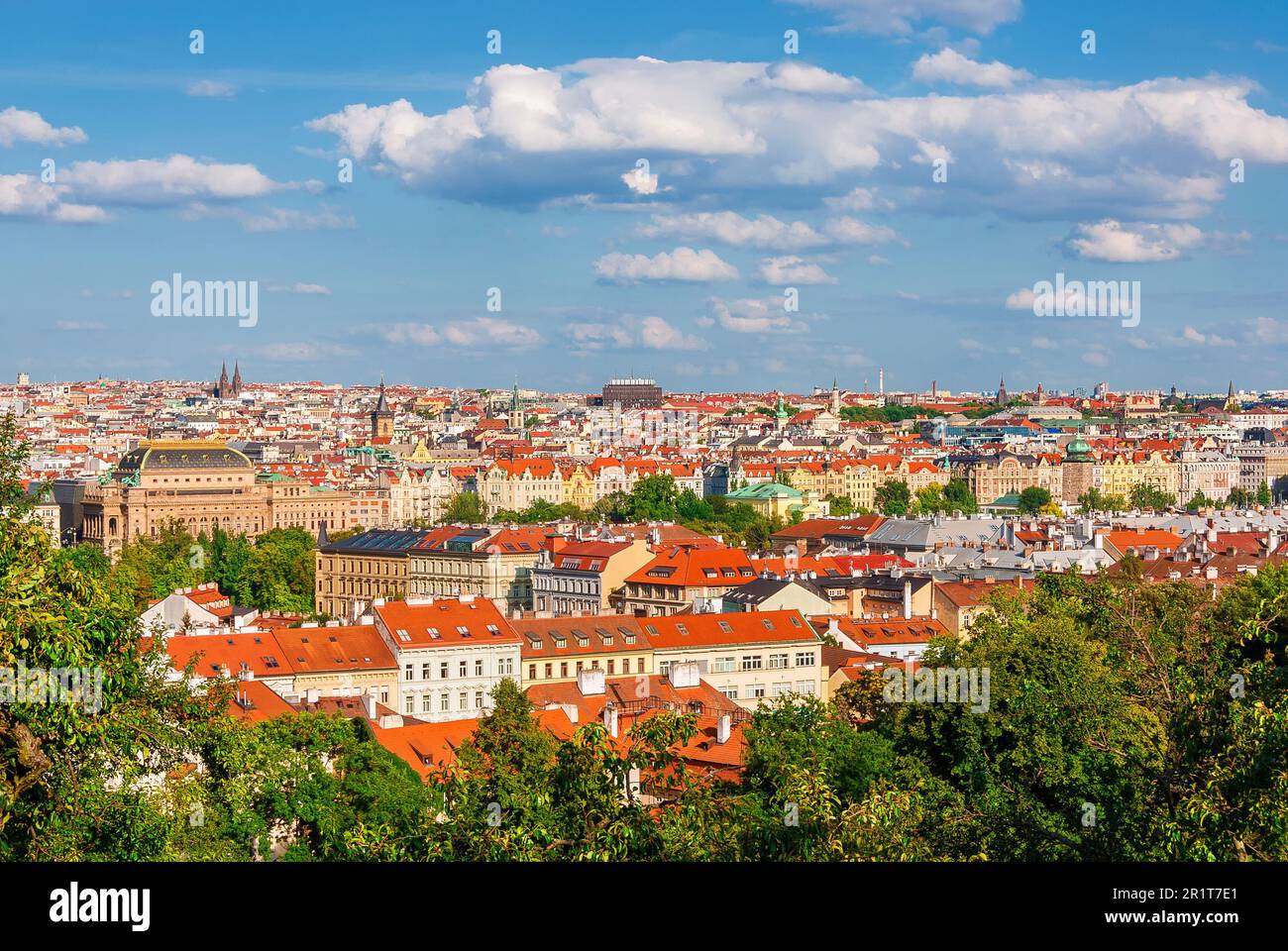 Vista panoramica dello skyline del centro di Praga dalla collina Petrin Foto Stock