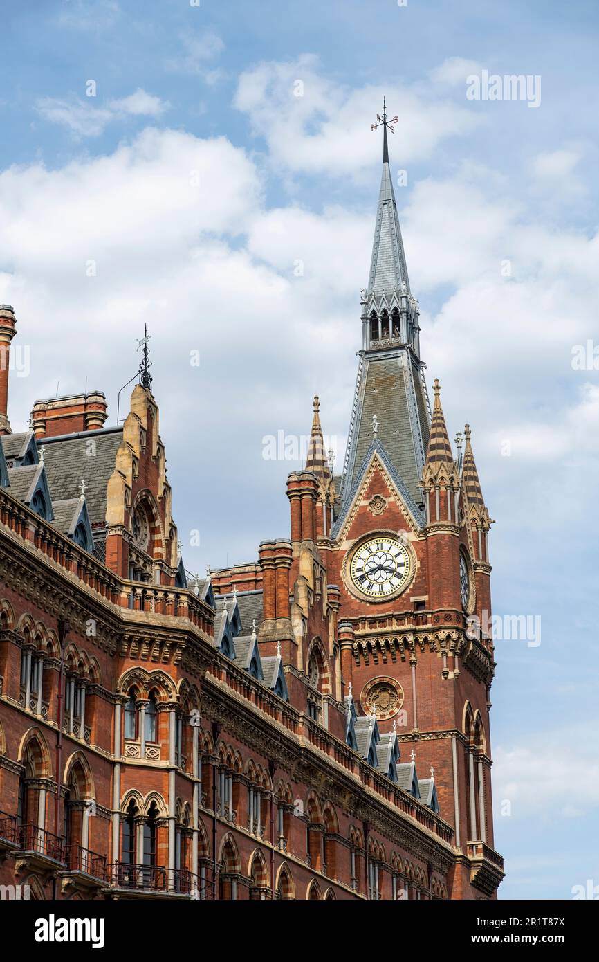 Londra, Inghilterra-Agosto 2022; veduta a basso angolo della Torre dell'Orologio di St Pancras Chambers (ex Midland Grand Hotel) un terminal ferroviario hotel St Pancras Foto Stock