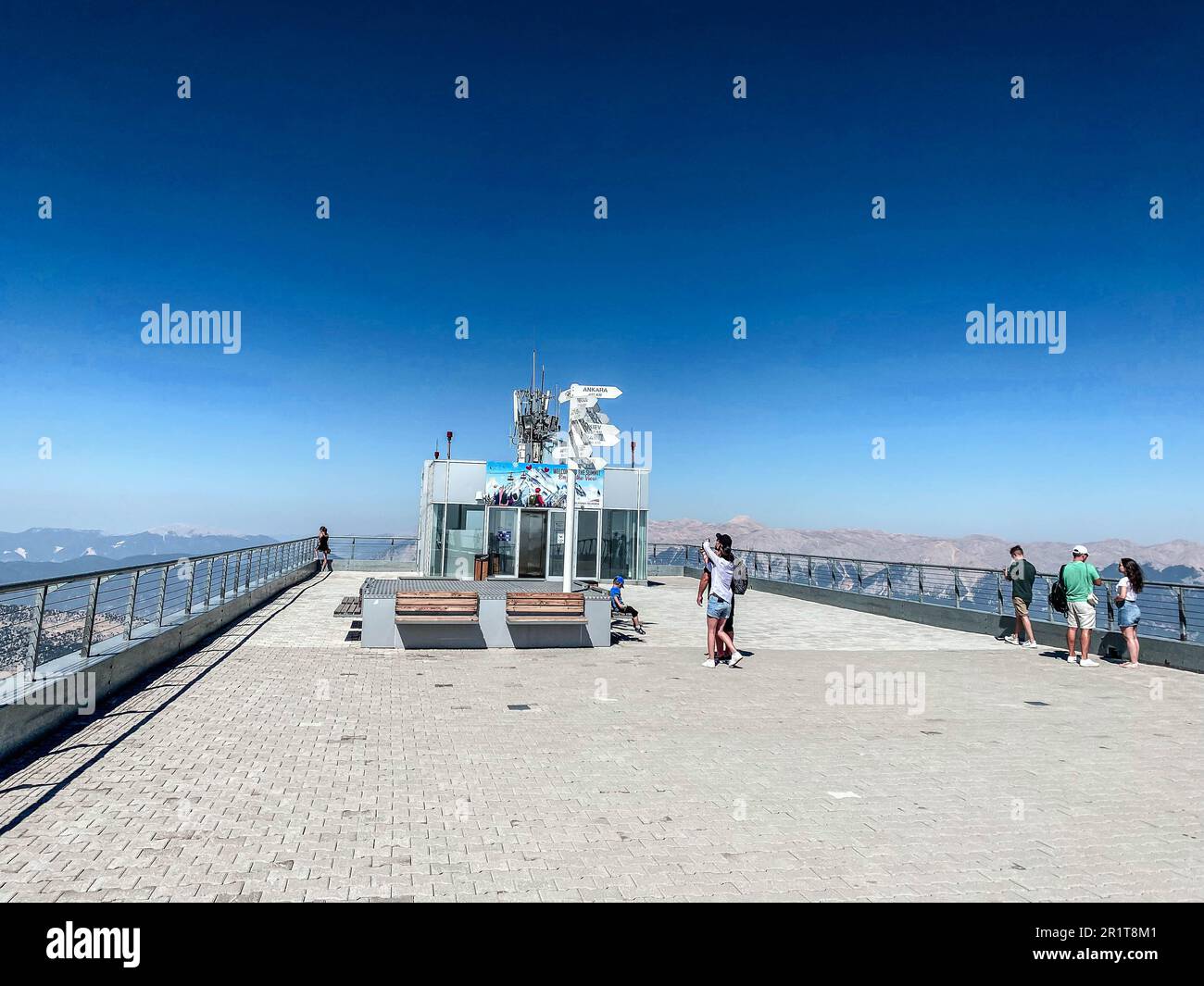 piattaforma di osservazione in cima alla montagna. i binocoli sono installati in cima per osservare la montagna dall'alto. tour panoramico in un paese caldo Foto Stock