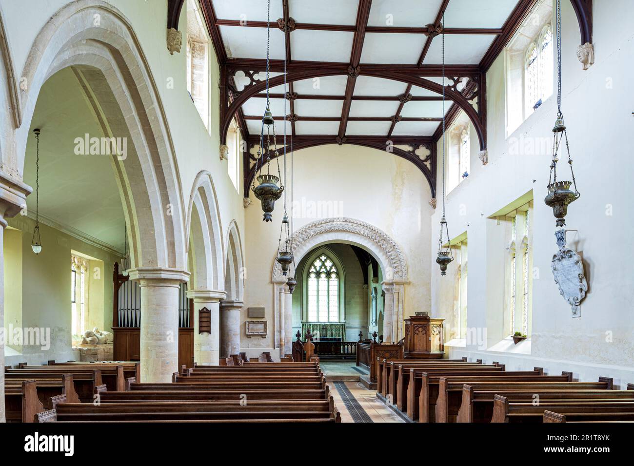 L'interno della chiesa di St Mary nel villaggio Cotswold di Great Barrington, Gloucestershire UK Foto Stock