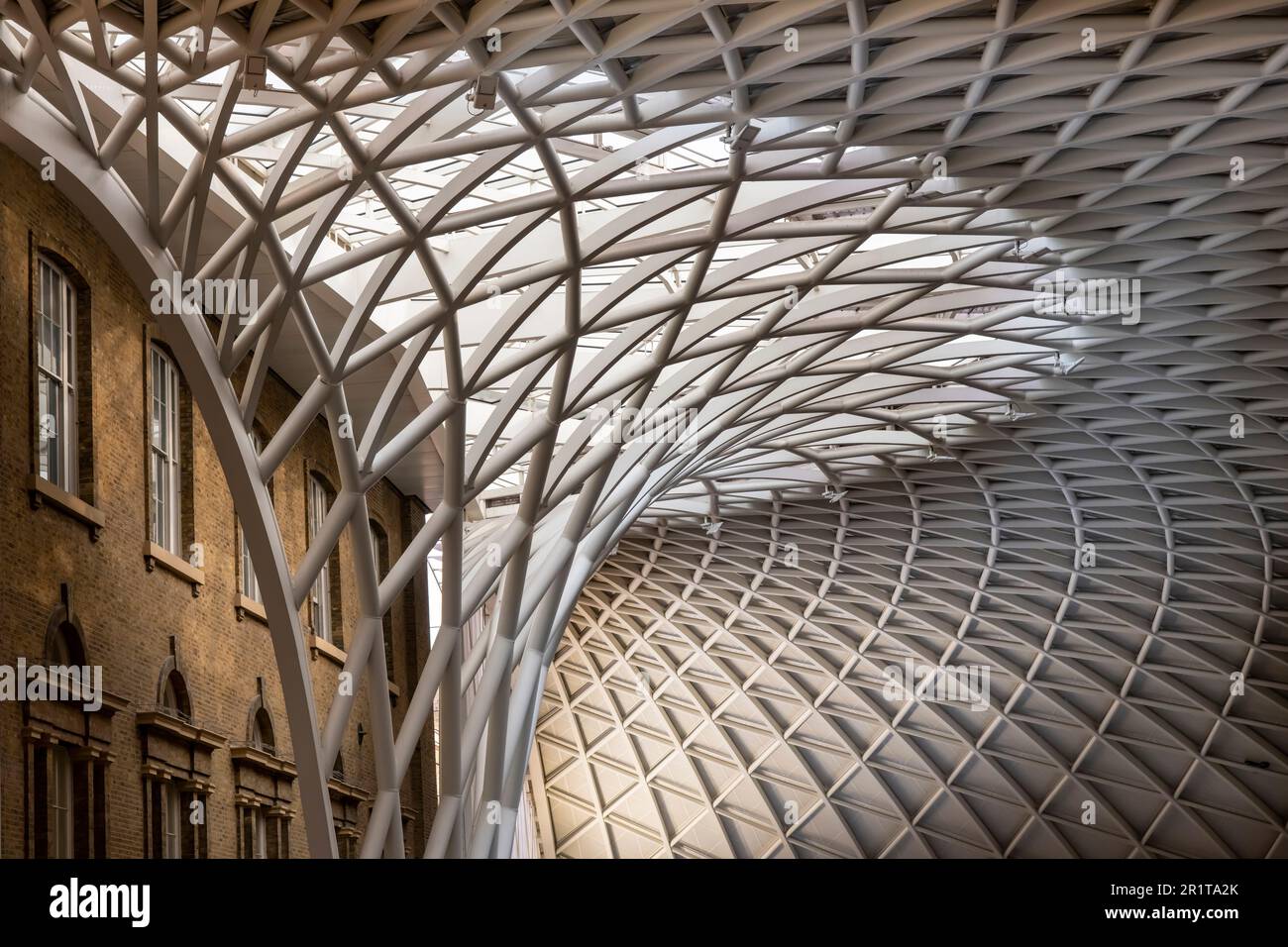 Londra, Inghilterra-Agosto 2022; primo piano di parte della struttura in acciaio che sostiene la grande struttura di tetto in acciaio a singola campata di King's Cross Foto Stock