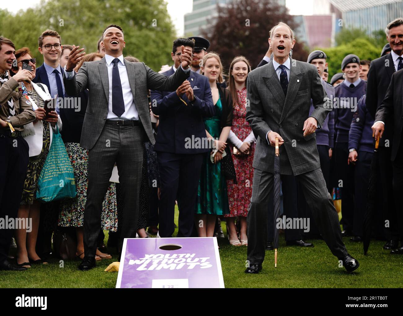 Il Duca di Edimburgo (centro a destra) reagisce durante un gioco di 'cornhole' con l'ex calciatore professionista e il pundit televisivo Jermaine Jenas (centro a sinistra), mentre ospita i giovani del Duca di Edimburgo del Premio nel giardino di Buckingham Palace, Londra. Data immagine: Lunedì 15 maggio 2023. Foto Stock