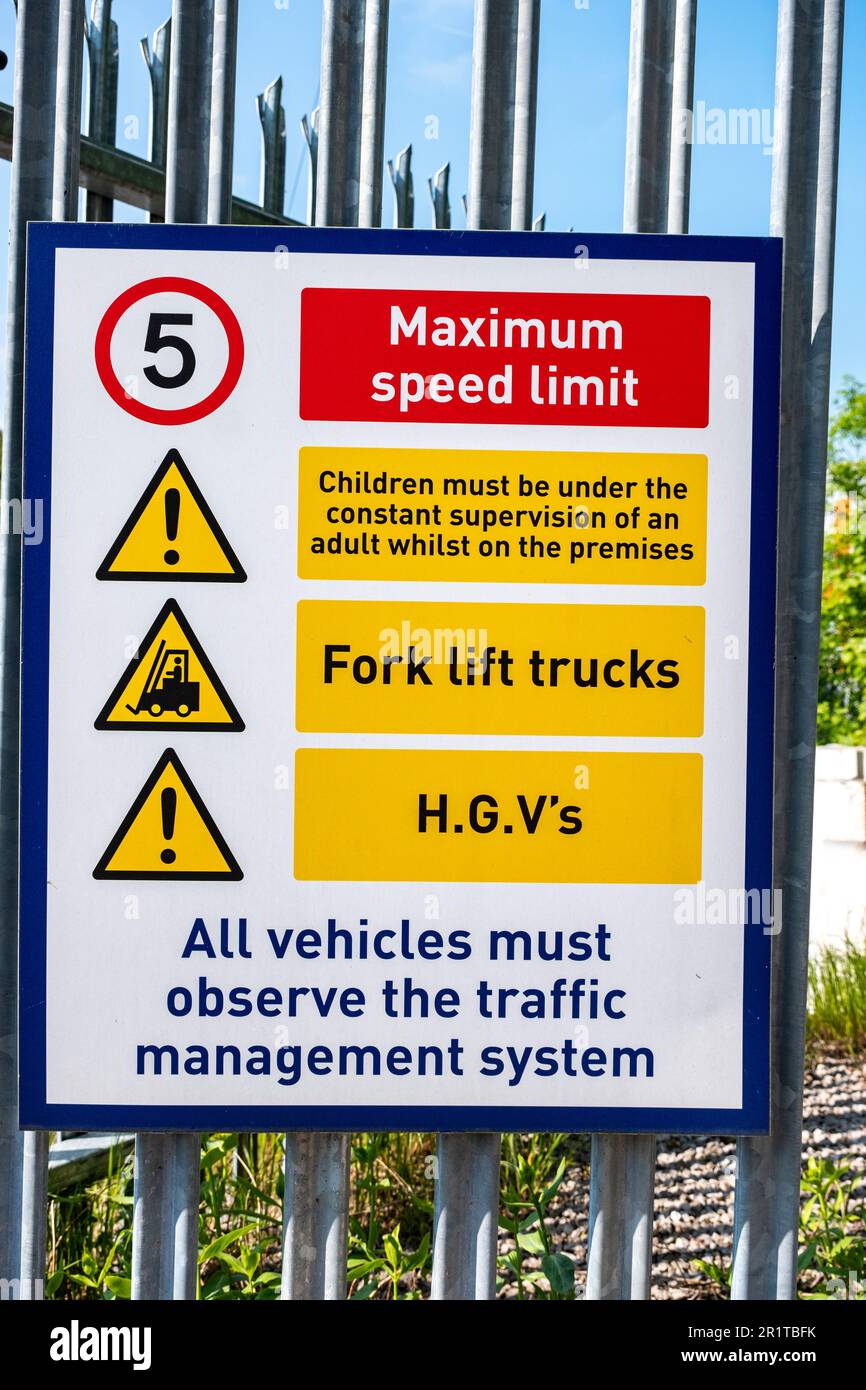 Segnaletica di avvertenza per la salute e la sicurezza sulla gestione del traffico all'ingresso del luogo di lavoro UK Foto Stock