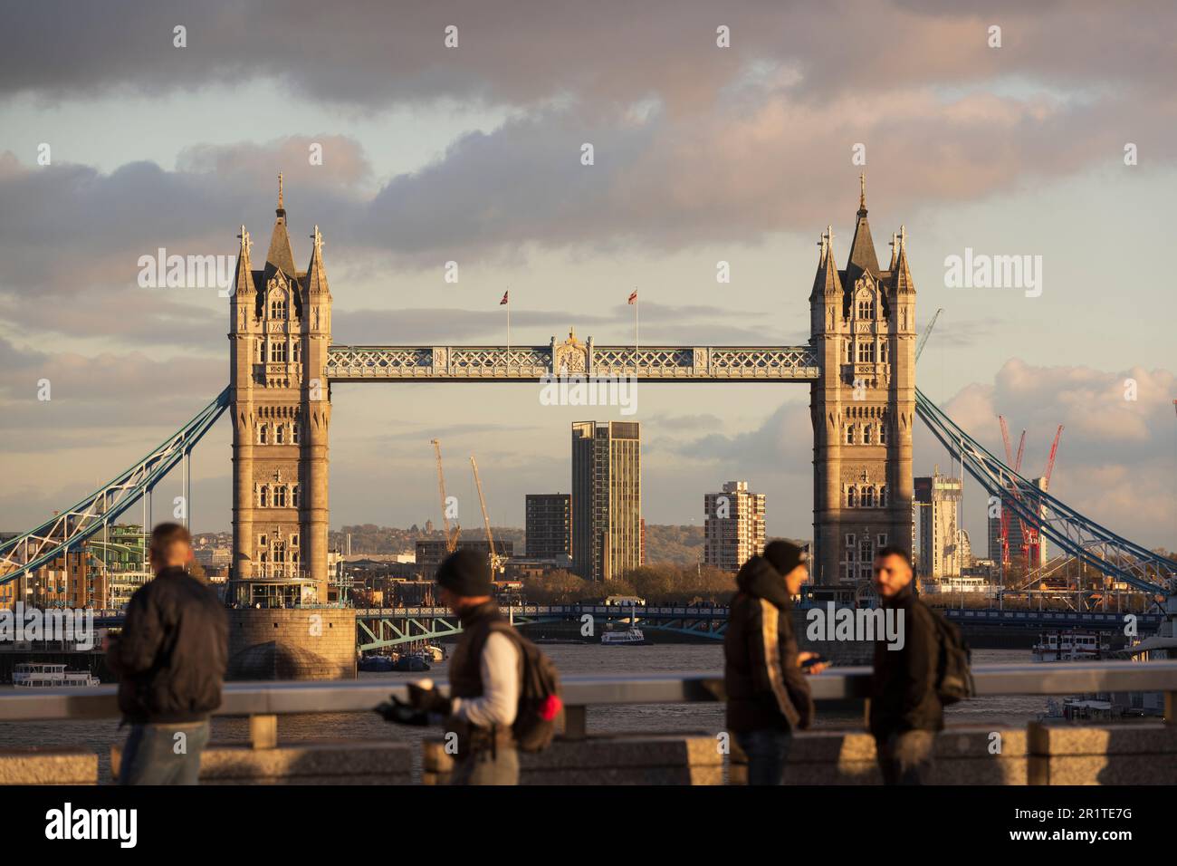 Persone che camminano attraverso London Bridge con una vista del Tower Bridge sullo sfondo, London Bridge, Londra, Regno Unito. 22 Nov 2022 Foto Stock