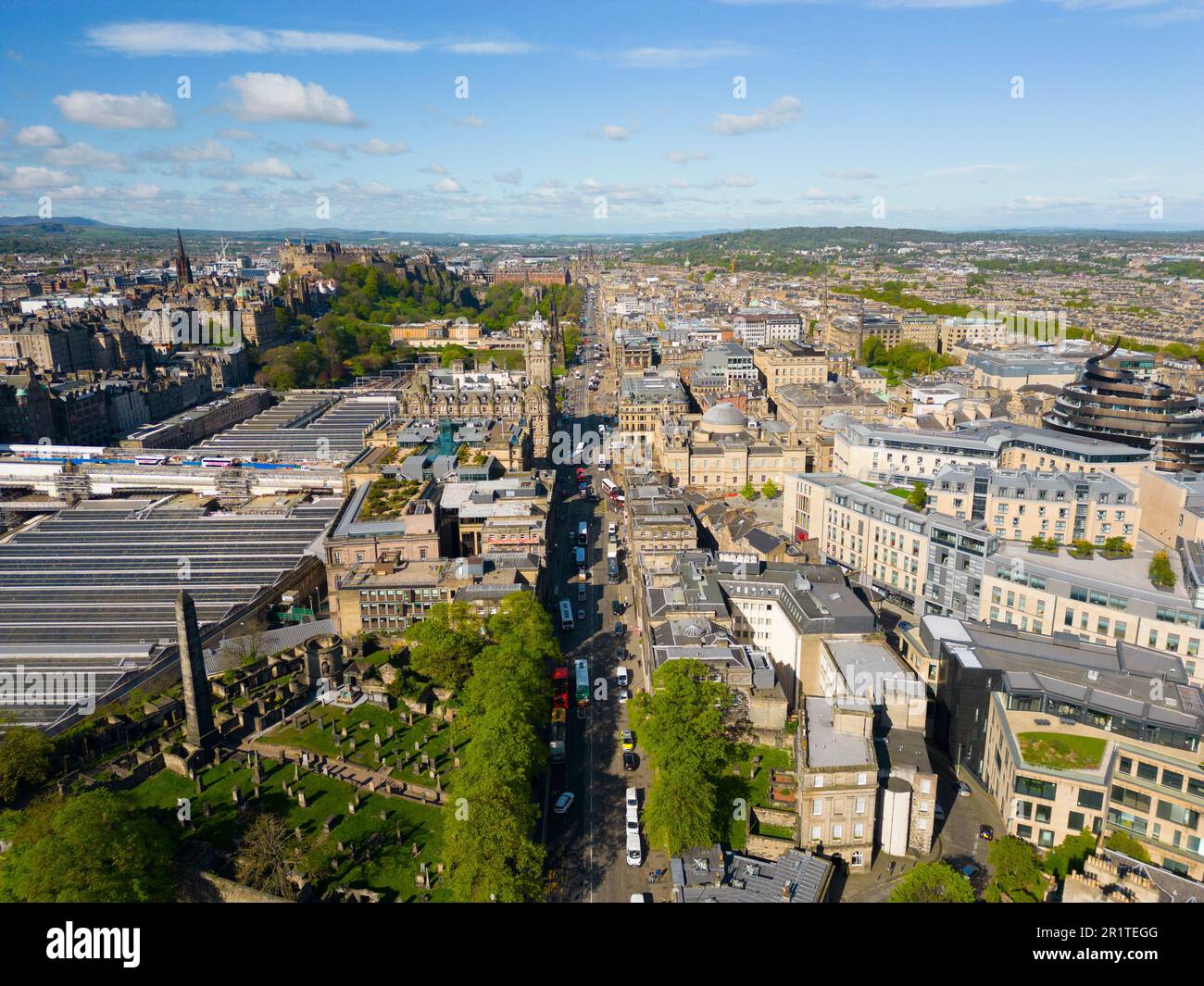 Vista aerea dal drone lungo Princes Street nel centro di Edimburgo, Scozia, Regno Unito Foto Stock