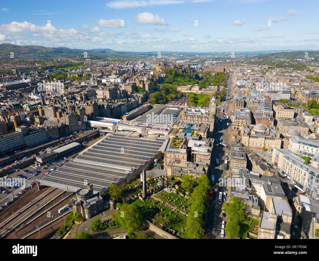 Vista aerea dal drone del centro di Edimburgo, Scozia, Regno Unito Foto Stock