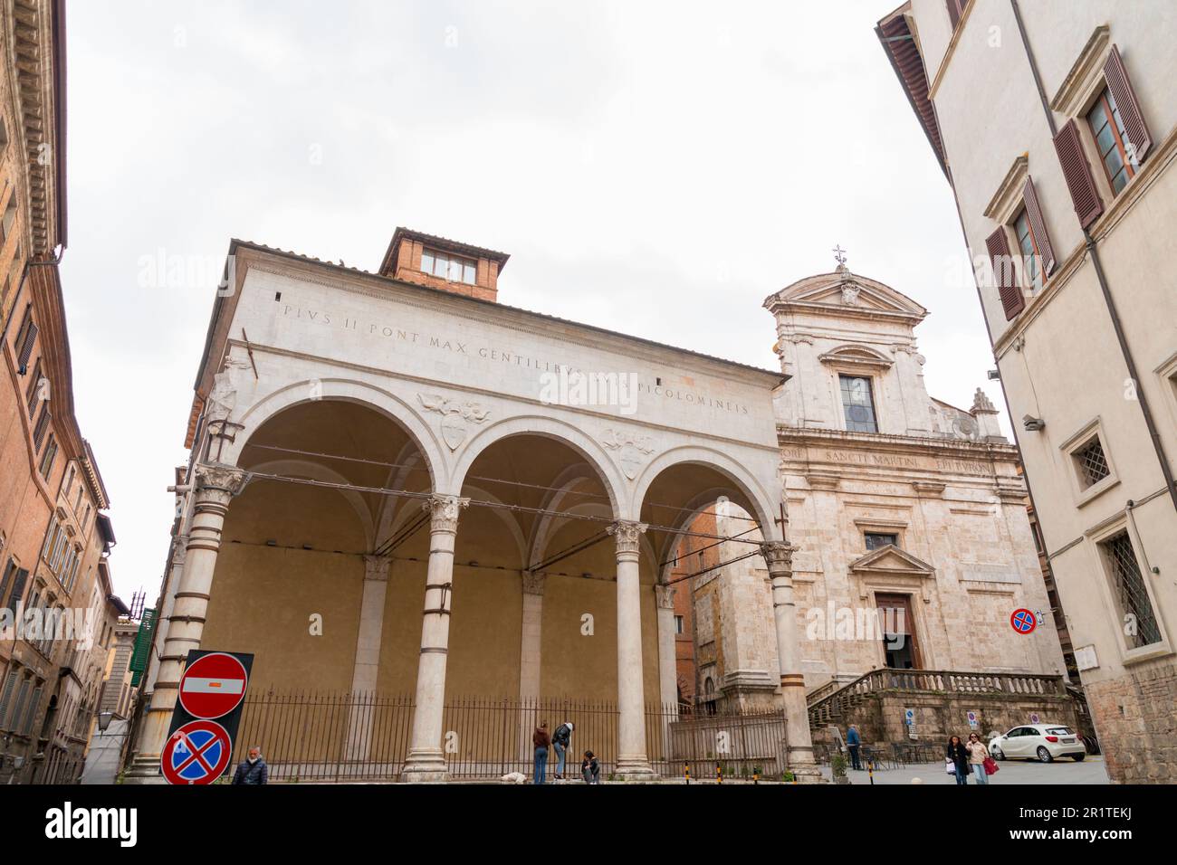 Siena, Italia - Apr 7, 2022: La Loggia della Mercanzia, detta anche dei Mercanti o di San Paolo, si trova sul retro di Piazza del campo a Siena, Foto Stock