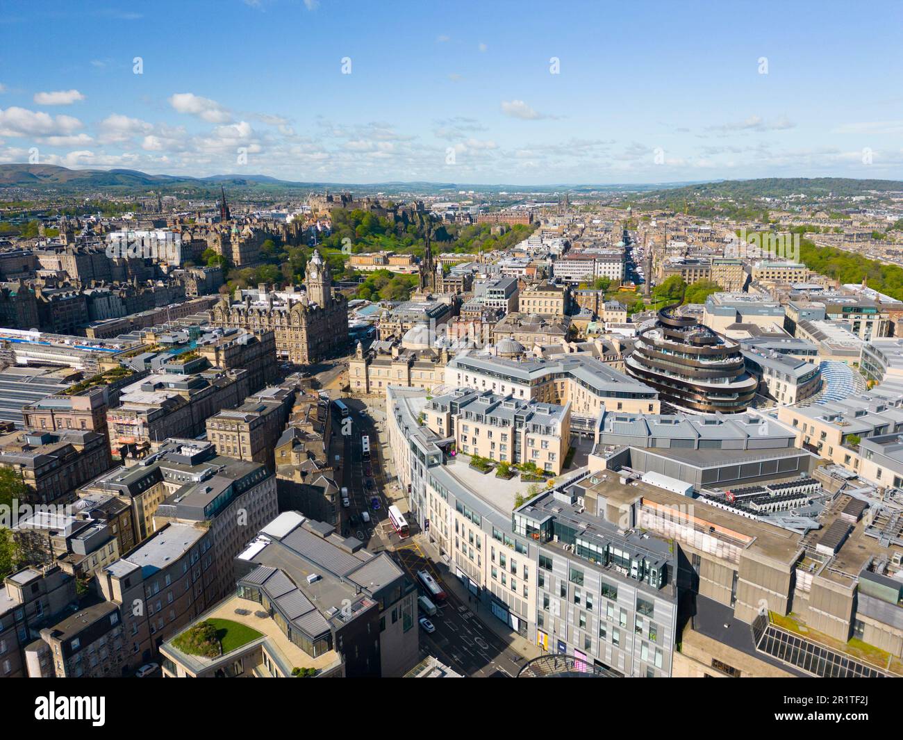 Vista aerea dal drone del centro di Edimburgo, Scozia, Regno Unito Foto Stock