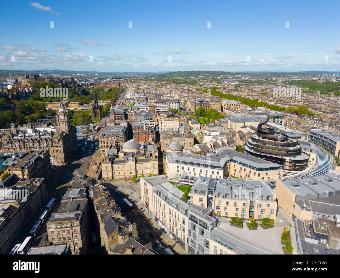 Vista aerea dal drone del centro di Edimburgo, Scozia, Regno Unito Foto Stock