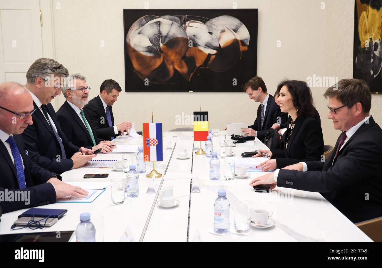 Zagabria, Croazia. 15th maggio, 2023. Croazia il primo ministro Andrej Plenkovic e il ministro degli Affari esteri Hadja Lahbib hanno fatto una foto durante un incontro bilaterale nel corso di una visita di lavoro del ministro degli Esteri belga nella regione dei Balcani, lunedì 15 maggio 2023, a Zagabria, in Croazia. BELGA PHOTO VIRGINIE LEFOUR Credit: Agenzia Notizie Belga/Alamy Live News Foto Stock