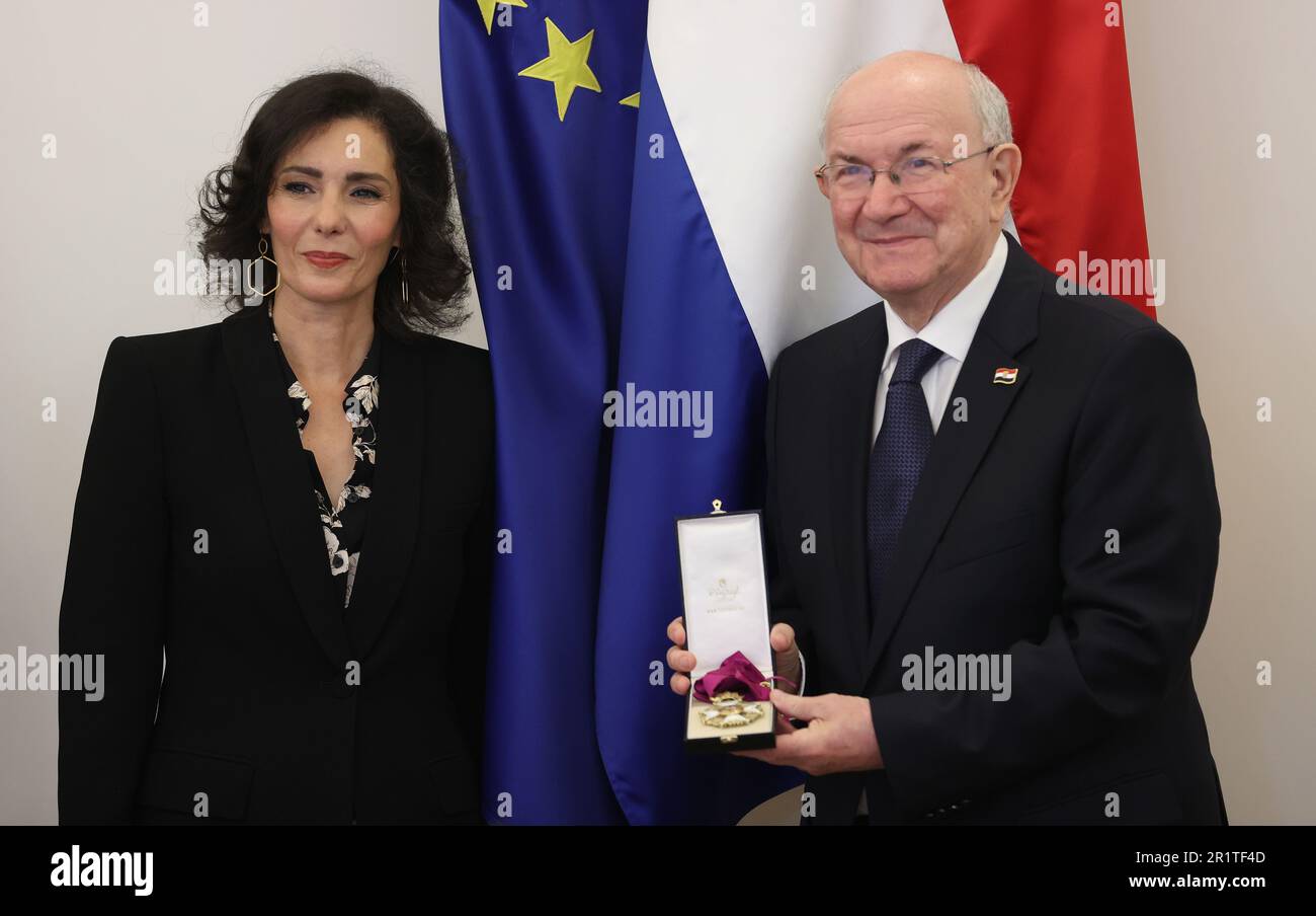 Zagabria, Croazia. 15th maggio, 2023. Il ministro degli Esteri Hadja Lahbib e l'ex ministro degli Esteri della Croazia Mate Granic hanno illustrato nel corso di un incontro bilaterale nel corso di una visita di lavoro del ministro degli Esteri belga nella regione dei Balcani, lunedì 15 maggio 2023, a Zagabria, in Croazia. BELGA PHOTO VIRGINIE LEFOUR Credit: Agenzia Notizie Belga/Alamy Live News Foto Stock