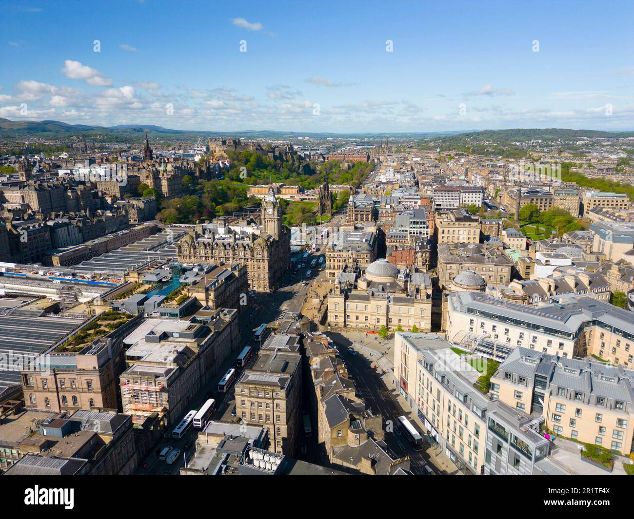 Vista aerea dal drone del centro di Edimburgo, Scozia, Regno Unito Foto Stock