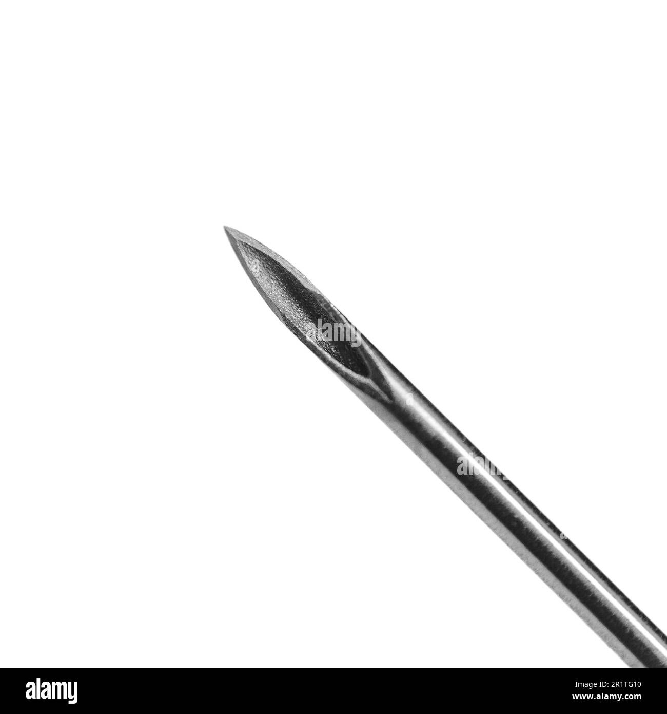 Primo piano di un ago da perforazione medico su sfondo bianco Foto Stock Primo piano di un ago da perforazione medico su sfondo bianco Foto Stock