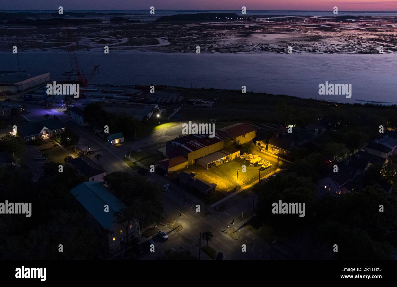 Vista aerea notturna della zona industriale lungo la costa di Port Royal, South Carolina. Foto Stock