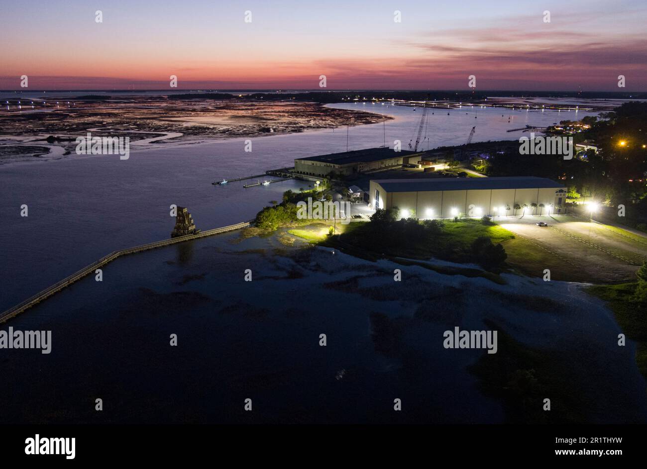 Vista aerea al crepuscolo della zona costiera di Port Royal, South Carolina con zona industriale. Foto Stock