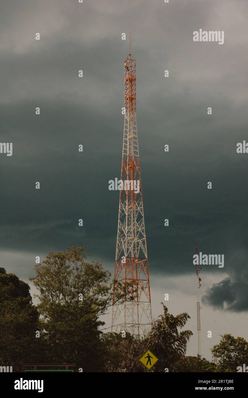 torre dell'antenna della trasmissione Foto Stock