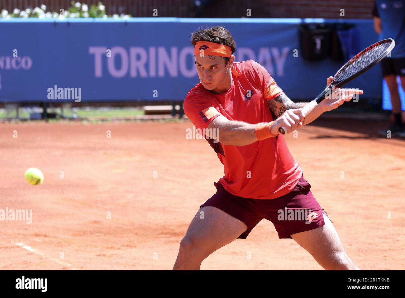 Torino, Italia. 15th maggio, 2023. Camilo Ugo Carabelli (Argentina) durante la partita vs Nerman Fatic (Bosnia Erzegovina) nel corso del 2023 Piemonte Open intesa San Paolo, Tennis Internationals a Torino, Italia, Maggio 15 2023 Credit: Independent Photo Agency/Alamy Live News Foto Stock