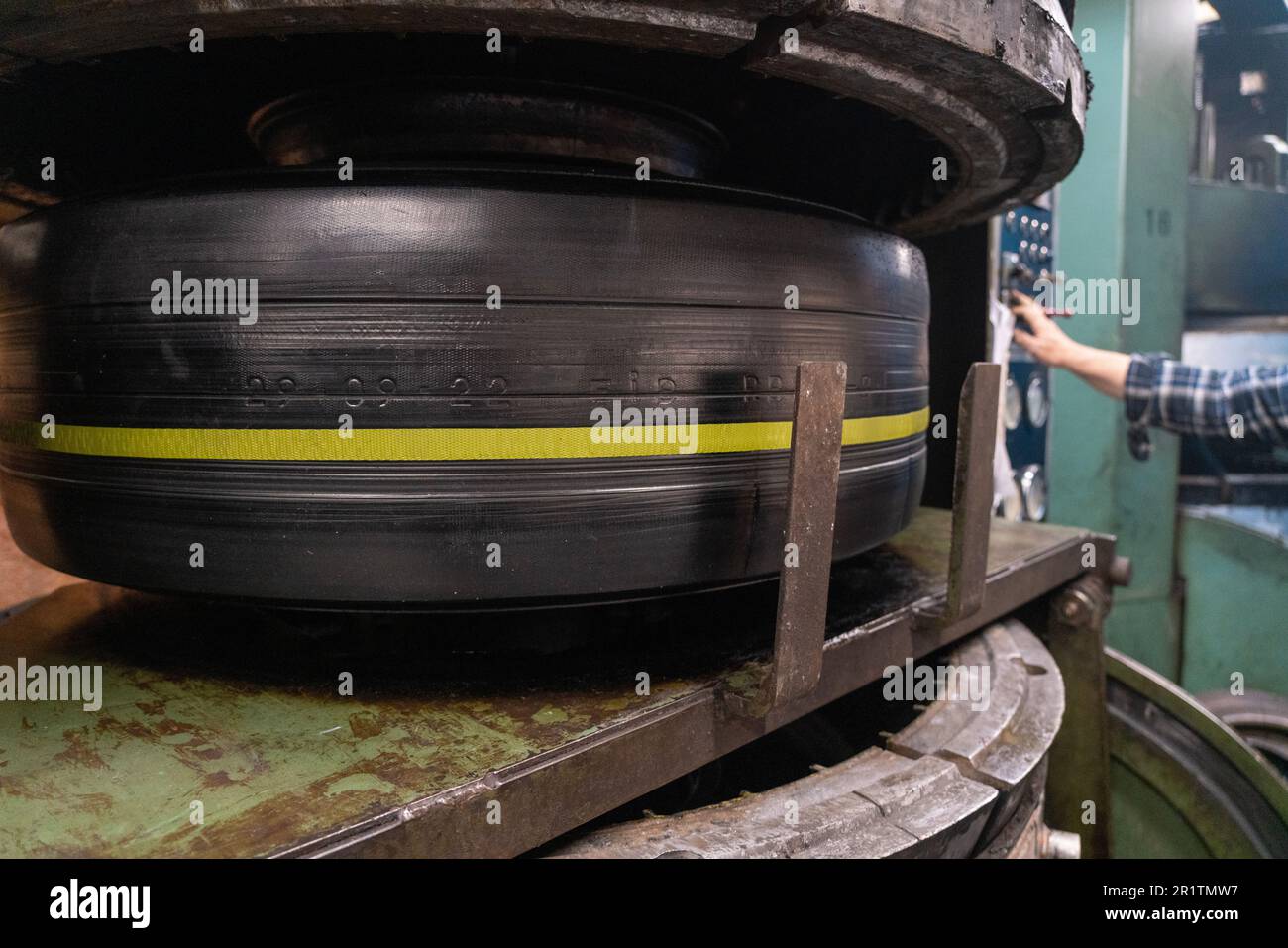 sostituzione degli pneumatici in officina Foto Stock