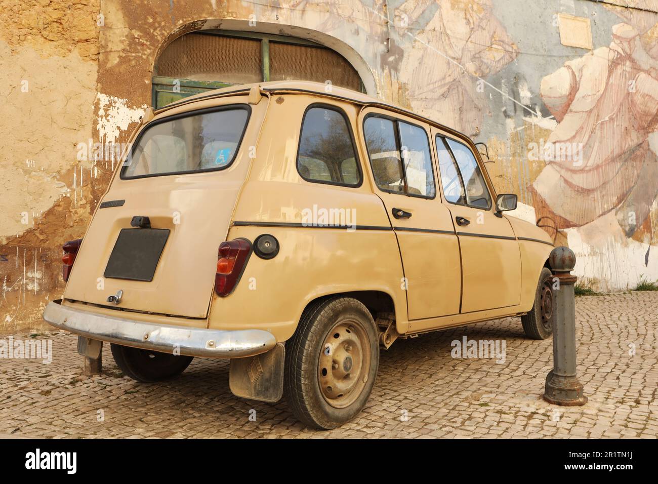 Auto Renault vecchia parcheggiata di fronte a un murale, Città Vecchia, Lagos, Algarve, Portogallo Foto Stock