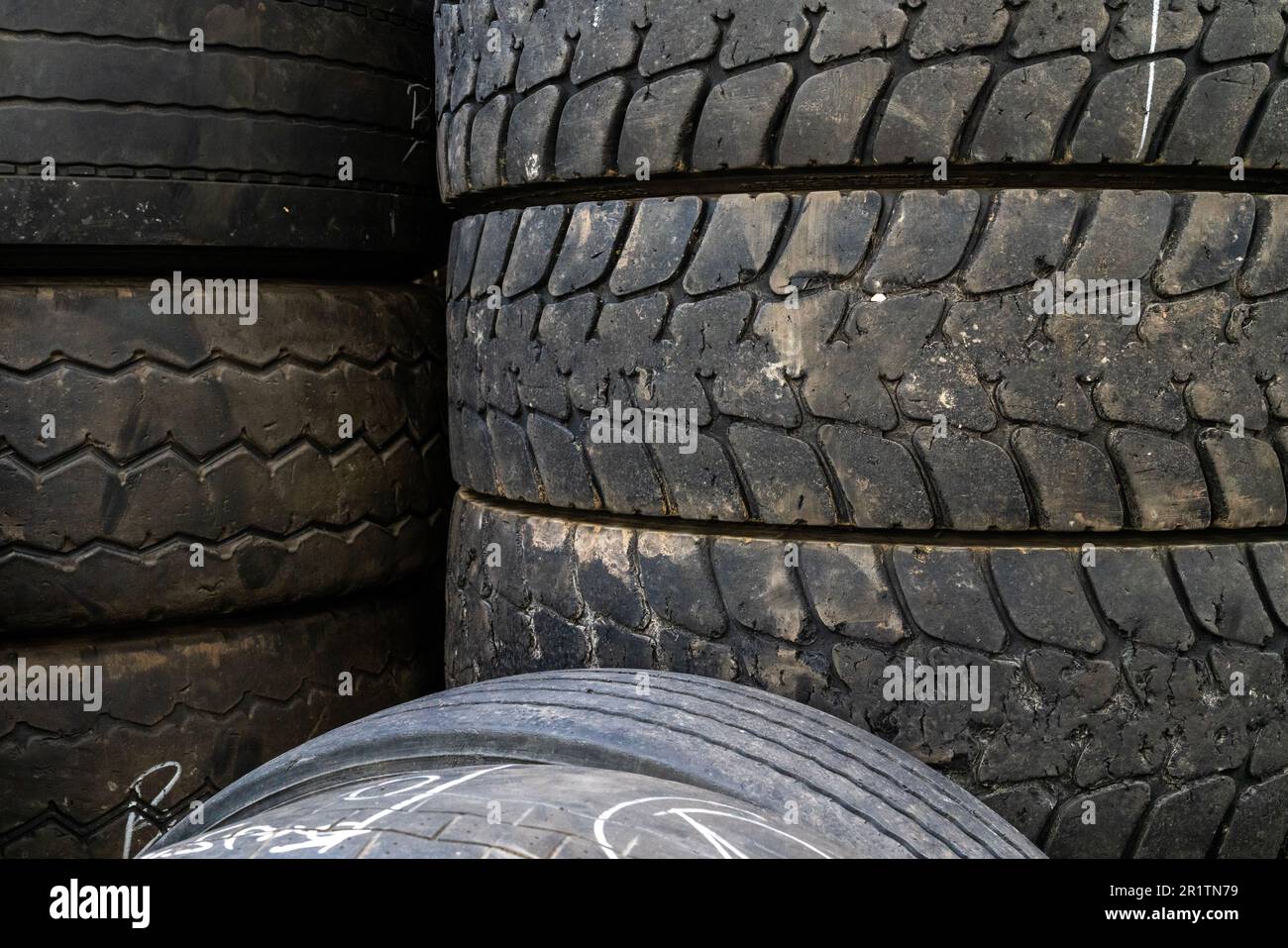 sostituzione degli pneumatici in officina Foto Stock