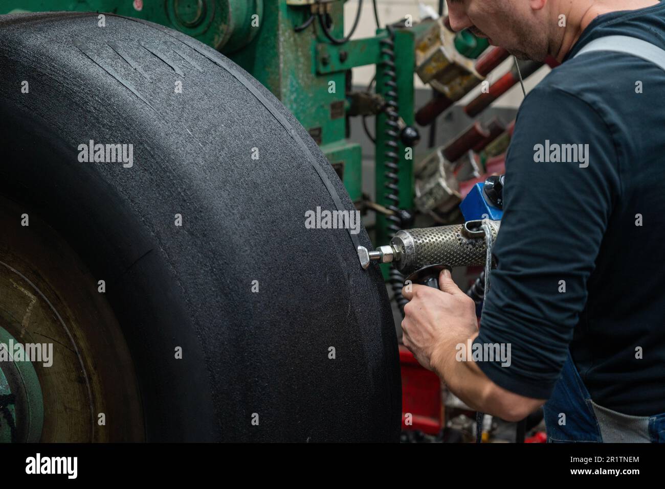 sostituzione degli pneumatici in officina Foto Stock