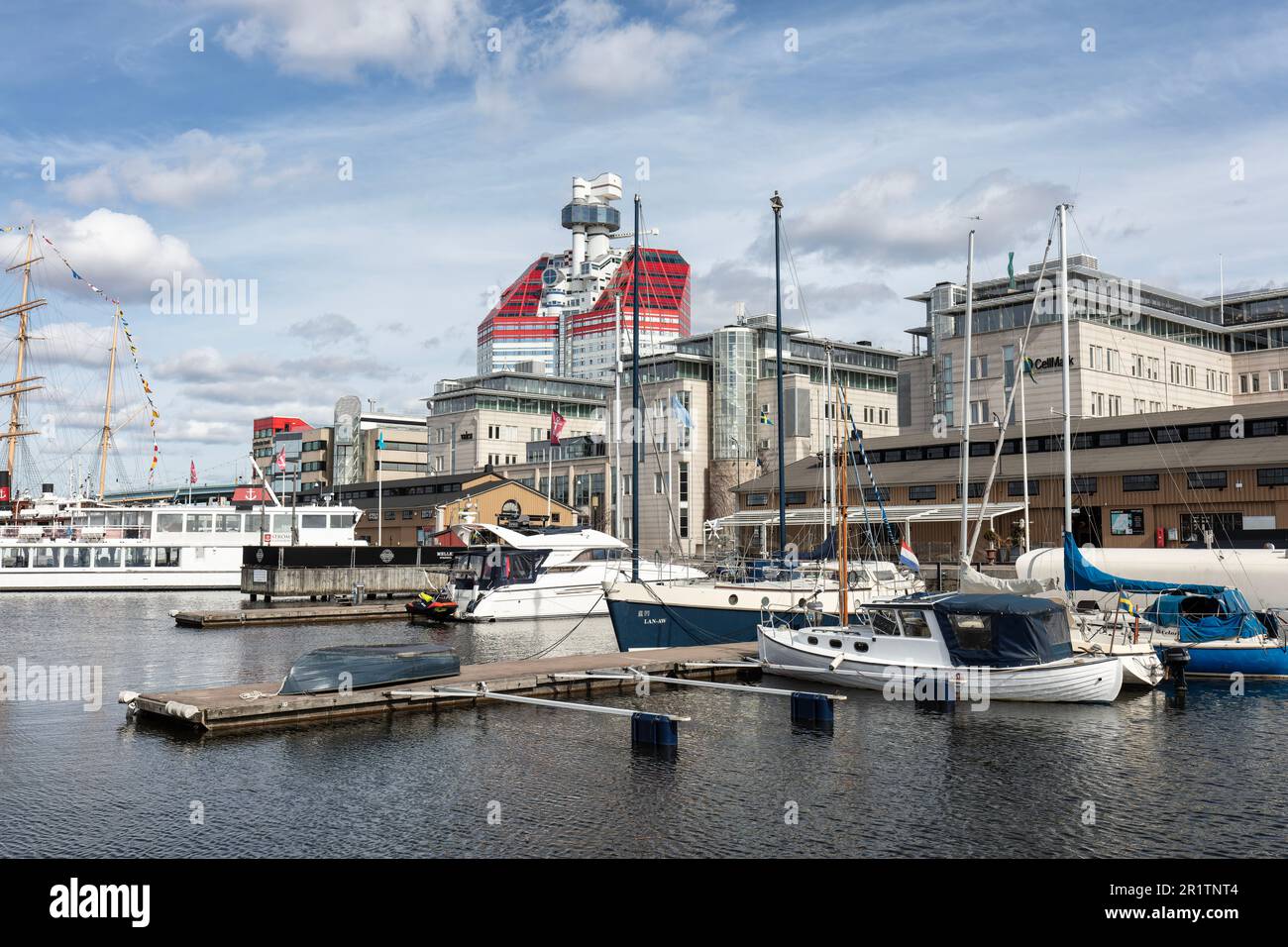 Barche ormeggiate nel porto di Lilla Bommens con post moderno Lappstiftet - il rossetto - edificio sul retro. Gothenburg 400 anniversario 2023. Gothenburg. Foto Stock