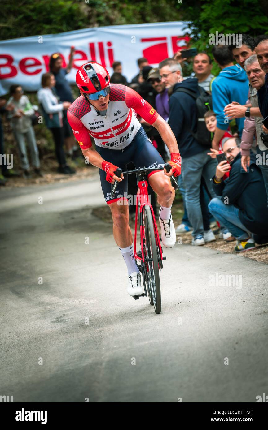 Italia, 13 maggio 2023: I ciclisti professionisti affrontano l'ottava tappa del giro d'italia 2023 a Fossombrone Pesaro marche. Thomas, Evenepoel, Roglic, za Foto Stock