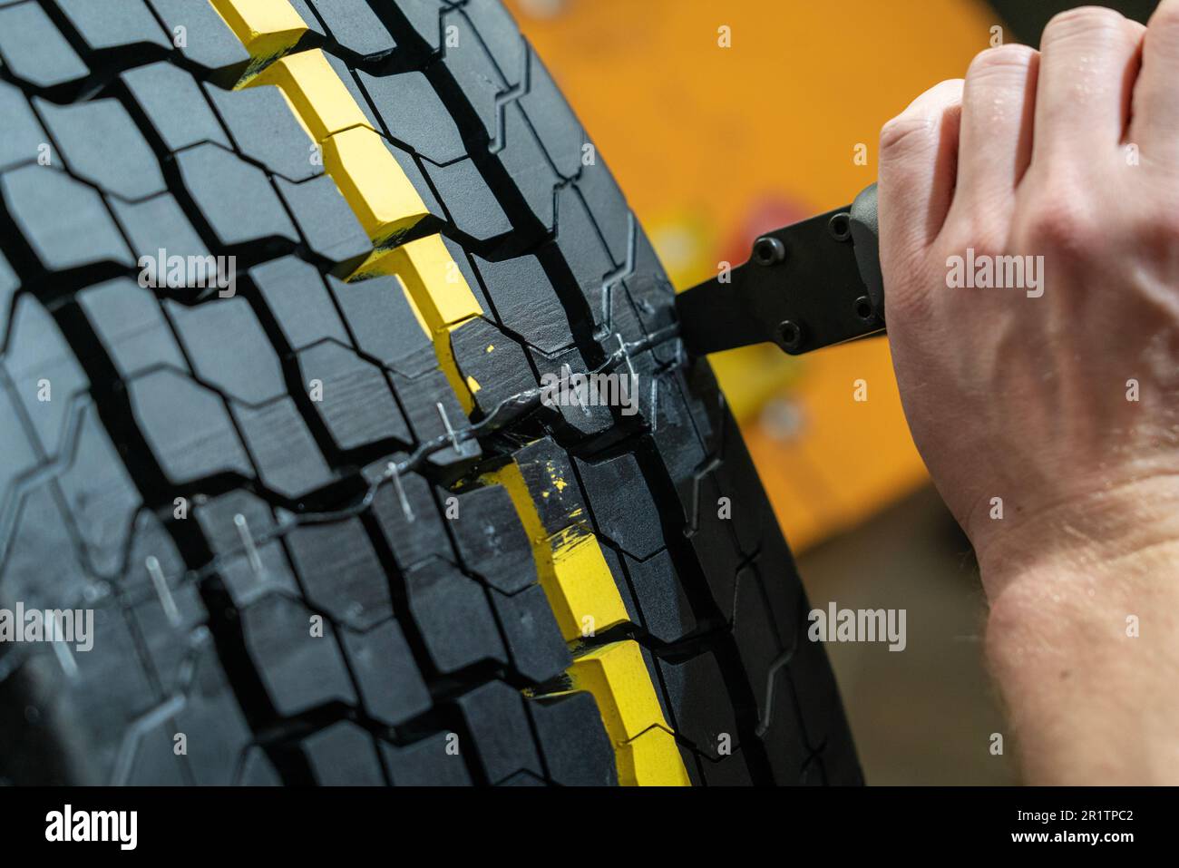sostituzione degli pneumatici in officina Foto Stock