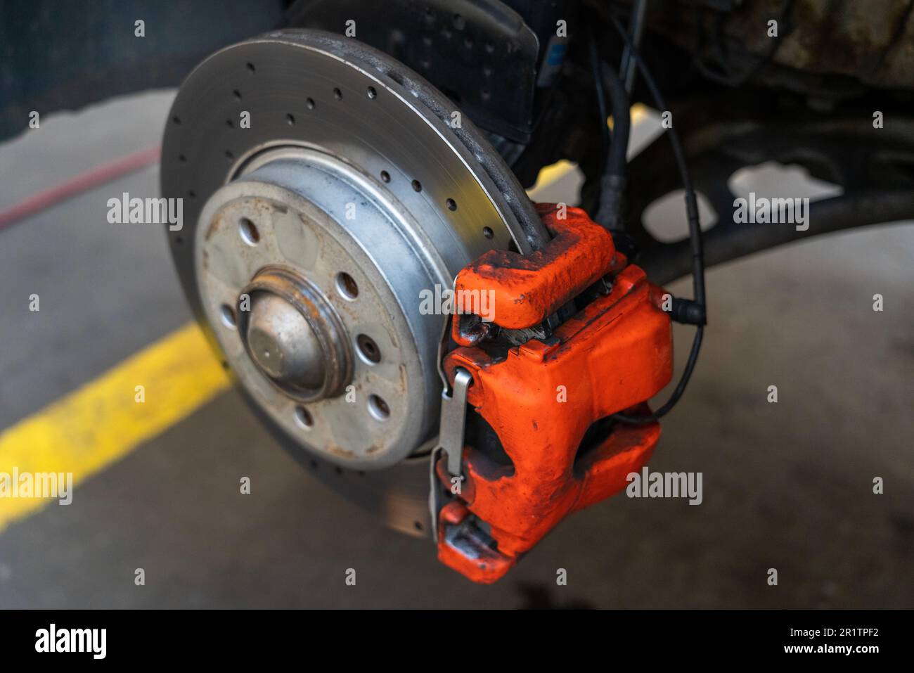 sostituzione degli pneumatici in officina Foto Stock