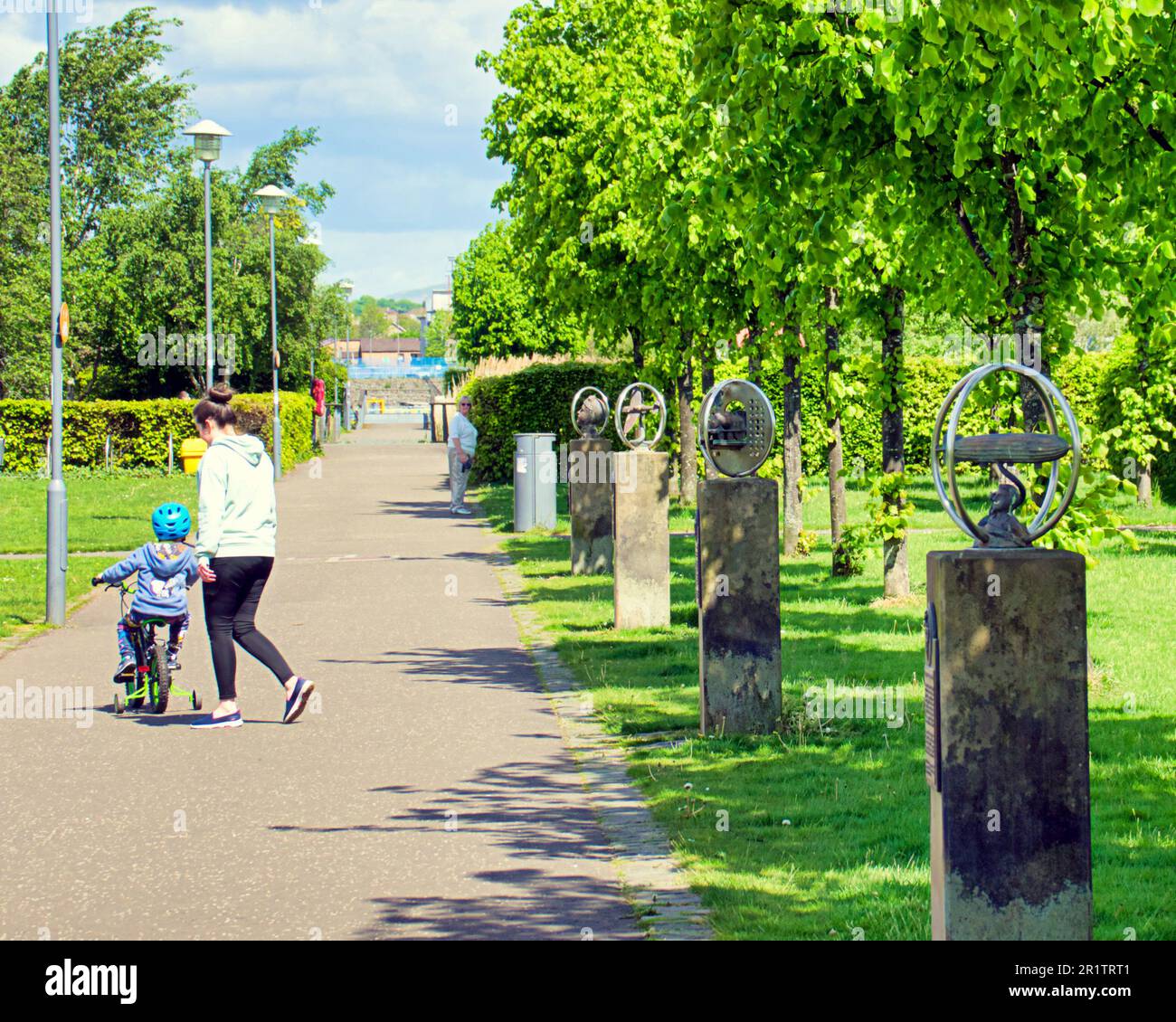 Bicicletta madre bambino con vista sul parco Pillars clyde Foto Stock