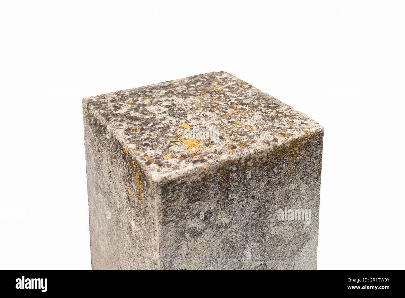 Palo quadrato in cemento isolato su sfondo bianco per l'esposizione del prodotto Foto Stock