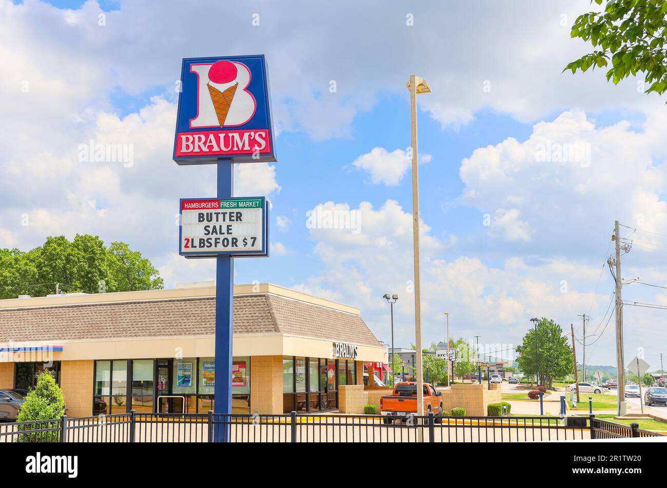 Fayetteville, Arkansas - Maggio 2023: Esterno del ristorante Braum's con insegna e logo. Braum's è una catena di ristoranti a conduzione familiare nella United St Foto Stock