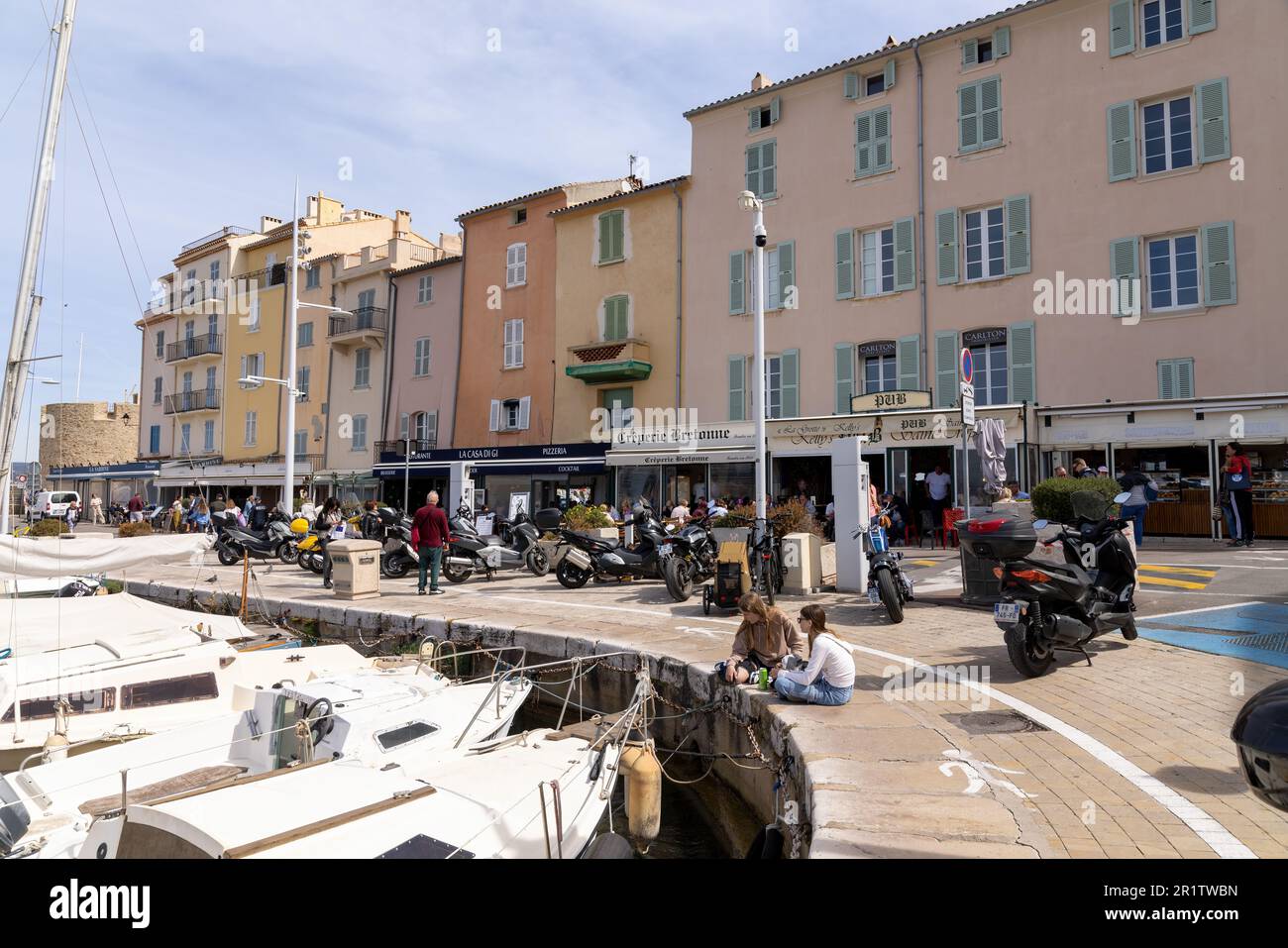 Saint Tropez, Francia: Marina con yacht e via dello shopping con ristoranti e persone a Saint Tropez sulla Costa Azzurra, Costa Azzurra Foto Stock